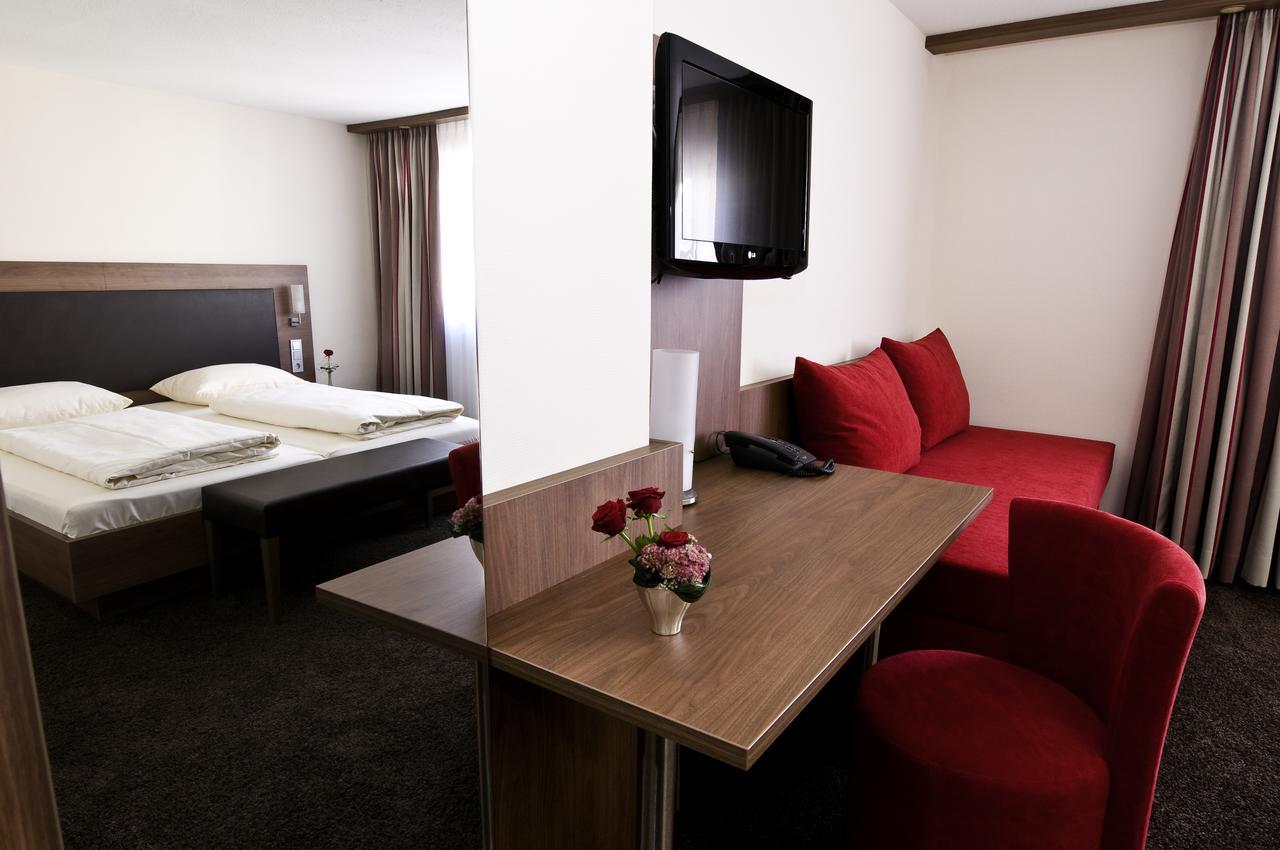 Hotel Schwanen Köngen Eksteriør billede