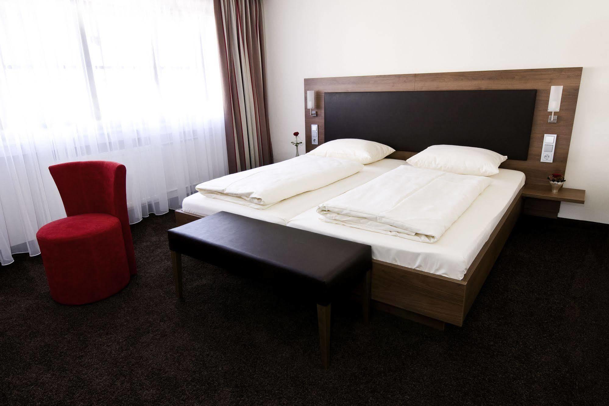 Hotel Schwanen Köngen Eksteriør billede