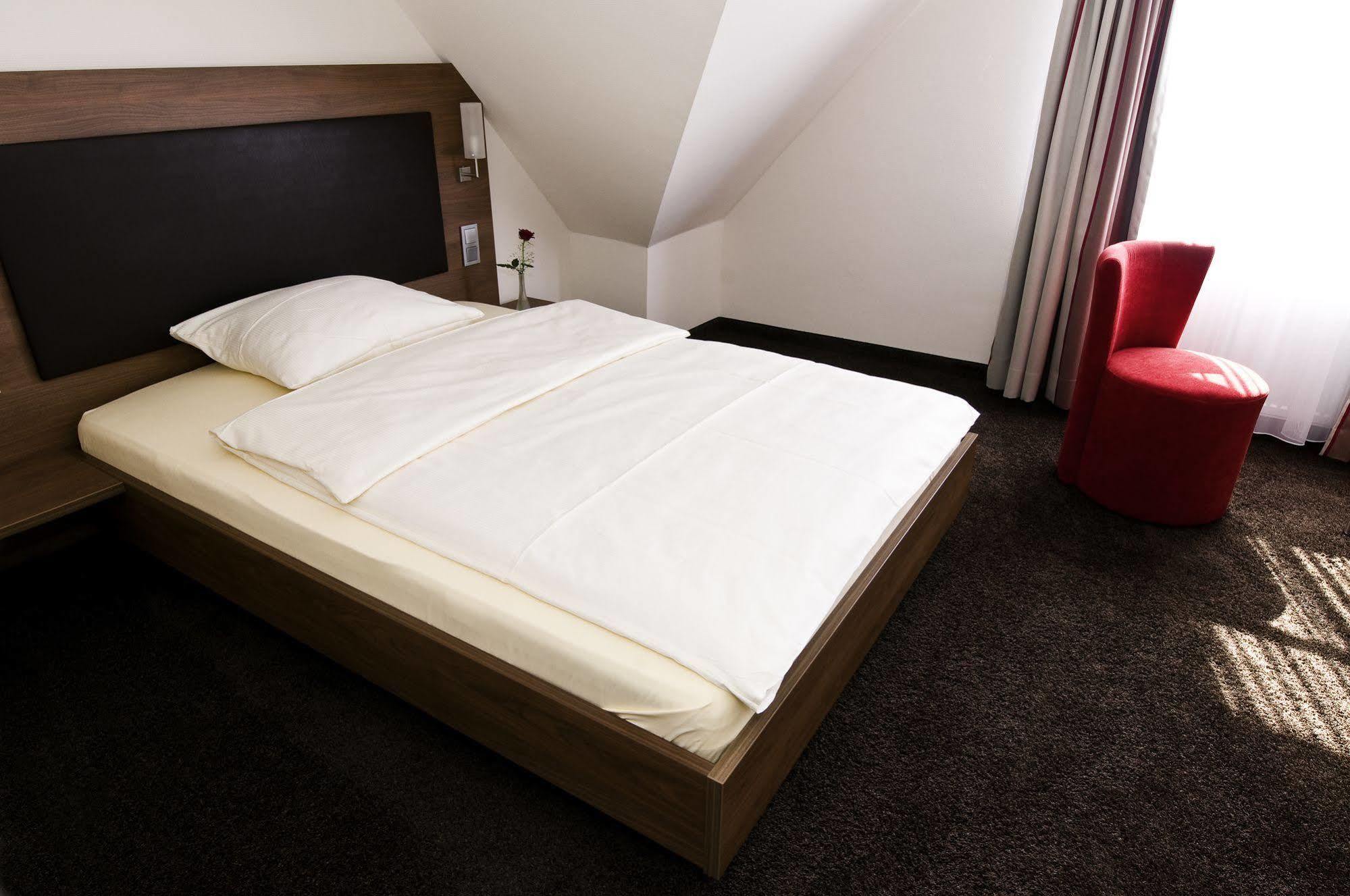 Hotel Schwanen Köngen Eksteriør billede